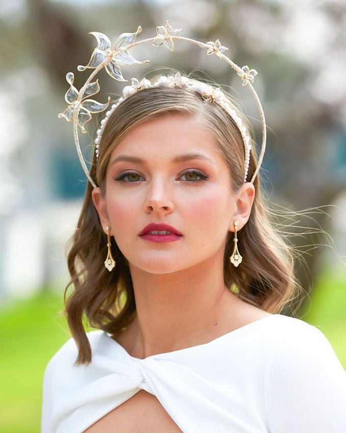 novia con labios rojos y tocado