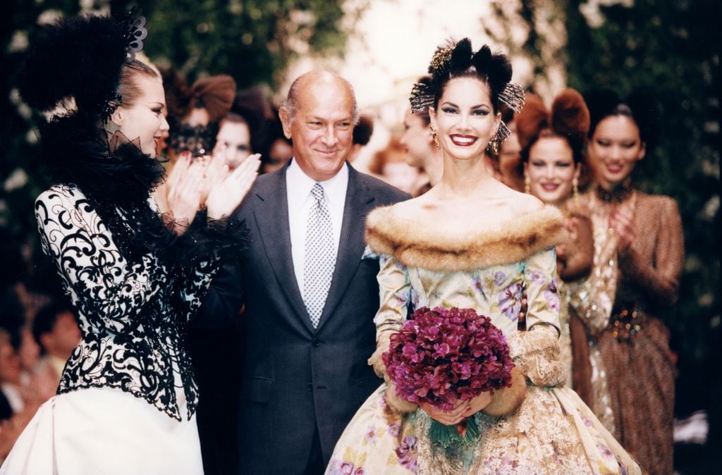 Oscar de la Renta en la pasarela con una novia de Balmain, en 1997 en París