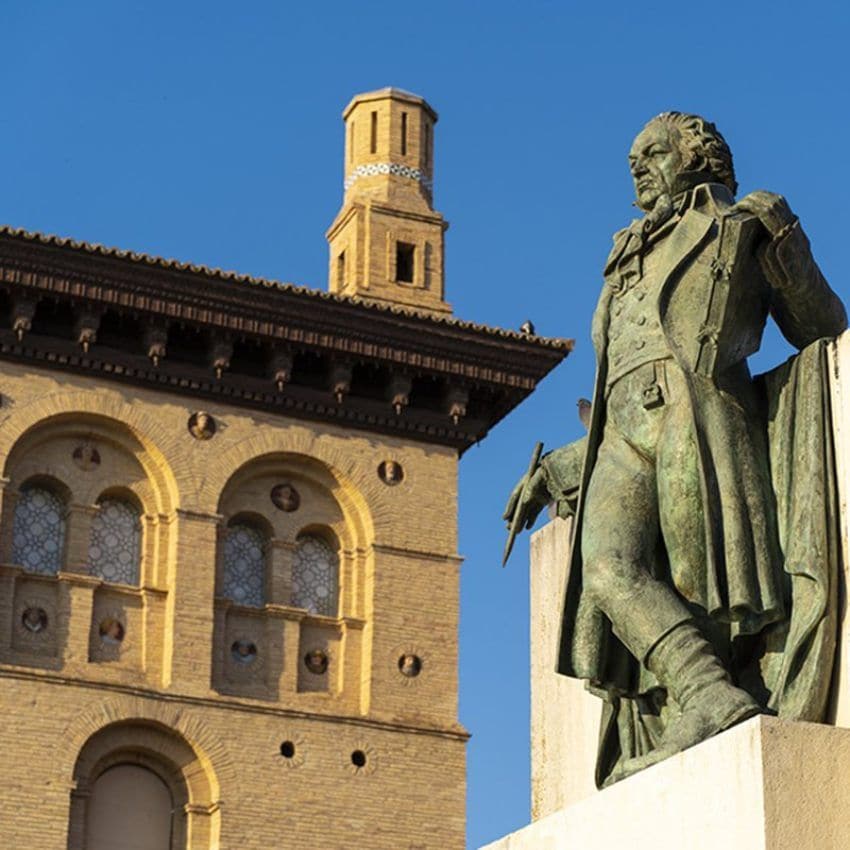 Monumento a Francisco de Goya en la plaza del Pilar.