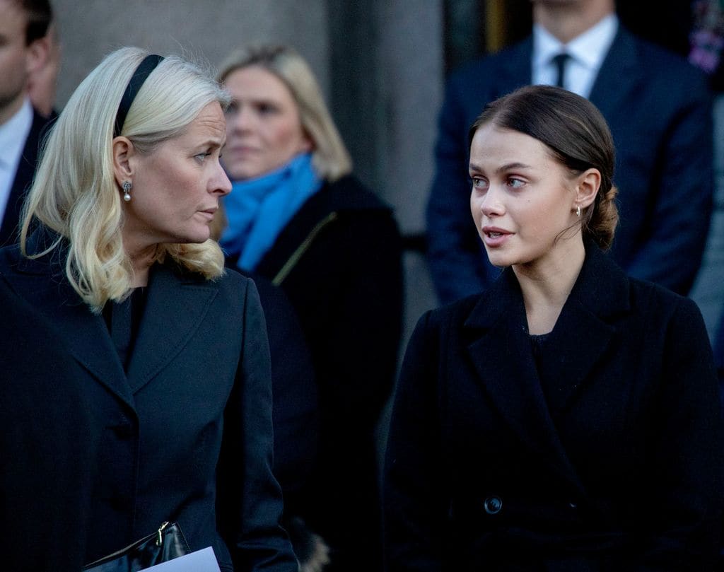 Mette-Marit de Noruega Juliane Snekkestad en la Catedral de Oslo durante el funeral de Ari Behn que se celebró el 25 de diciembre