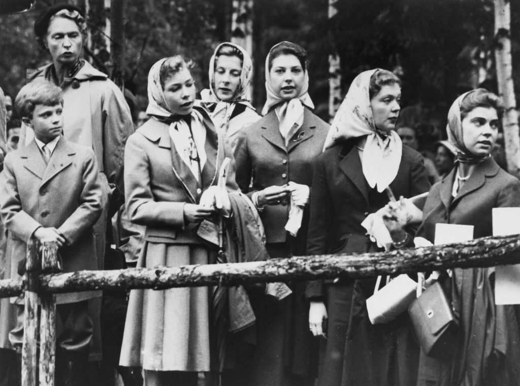 El rey Carlos Gustavo de Suecia con su madre, la princesa Sibilla, y sus cuatro hermanas durante un evento ecuestre en Jarvafaltet, a las afueras de Estocolmo, en junio de 1956. De izquierda a derecha: el entonces príncipe heredero, su madre y las princesas Christina, Desiré, Birgitta y Margarita. La que está en segunda fila, un paso por detrás, es Lady Pamela Mountbatten, hija de Louis Mountbatten, un personaje clave en la historia reciente de la monarquía británica, entre otras cosas, por ser el tío del duque de Edimburgo y el mentor del actual soberano británico, Carlos III