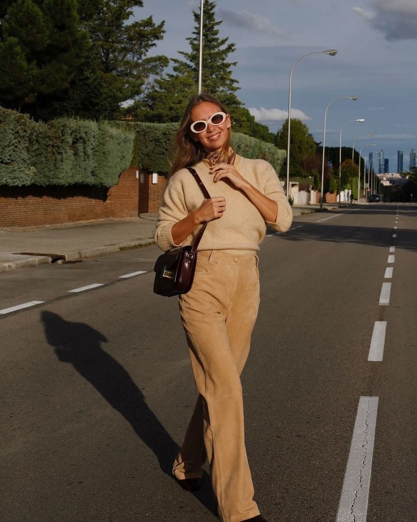 Lucía Bárcenas con look camel y blanco marfil