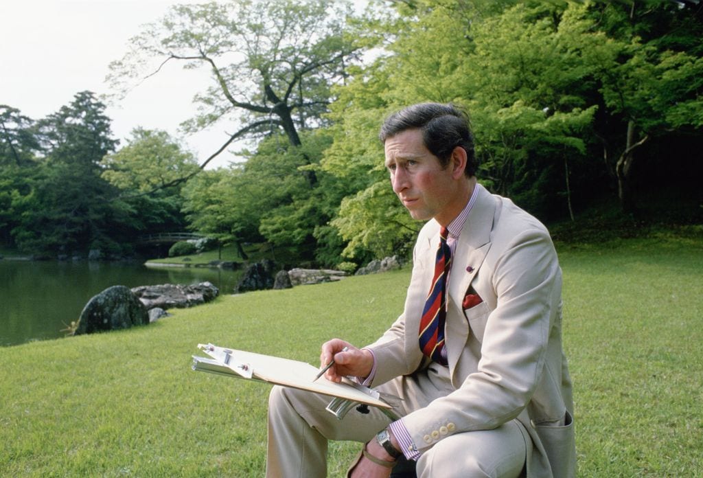 El rey Carlos haciendo unos dibujos en los jardines del Palacio Omiya, en un tour oficial en Japón, en 1986.