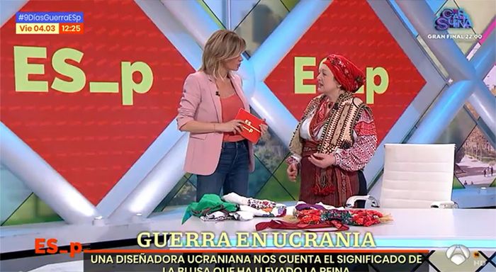 Susanna Griso se inspira en la reina Letizia y luce la camisa tradicional de Ucrania