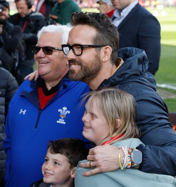 Ryan Reynolds en el Racecourse Ground 