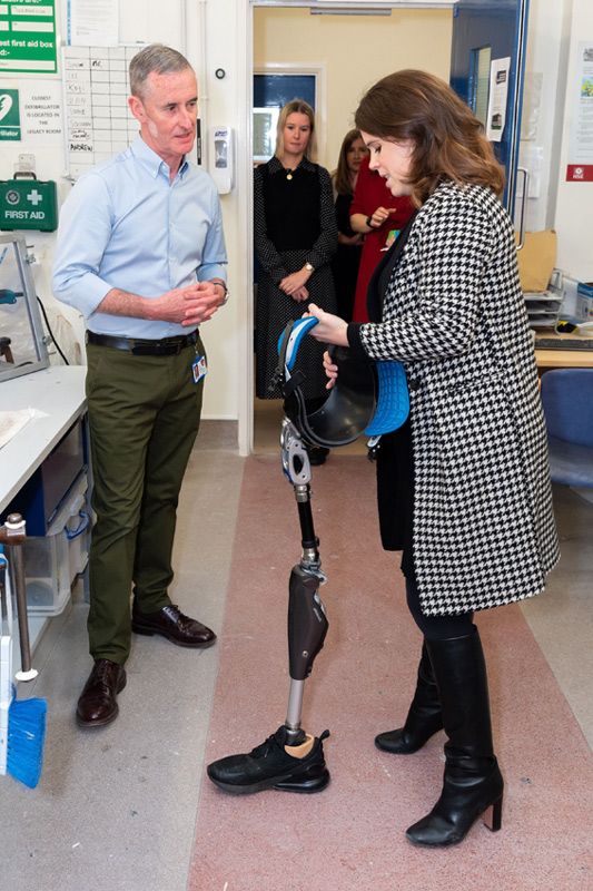 Eugenia de York visita el Royal National Orthopaedic Hospital