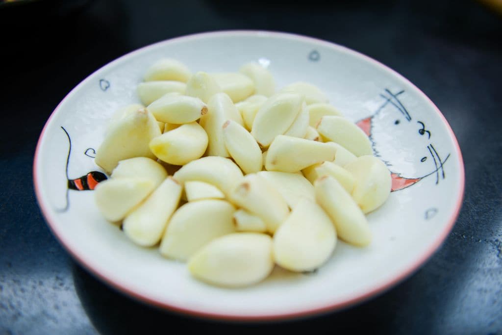 Plato con ajos pelados