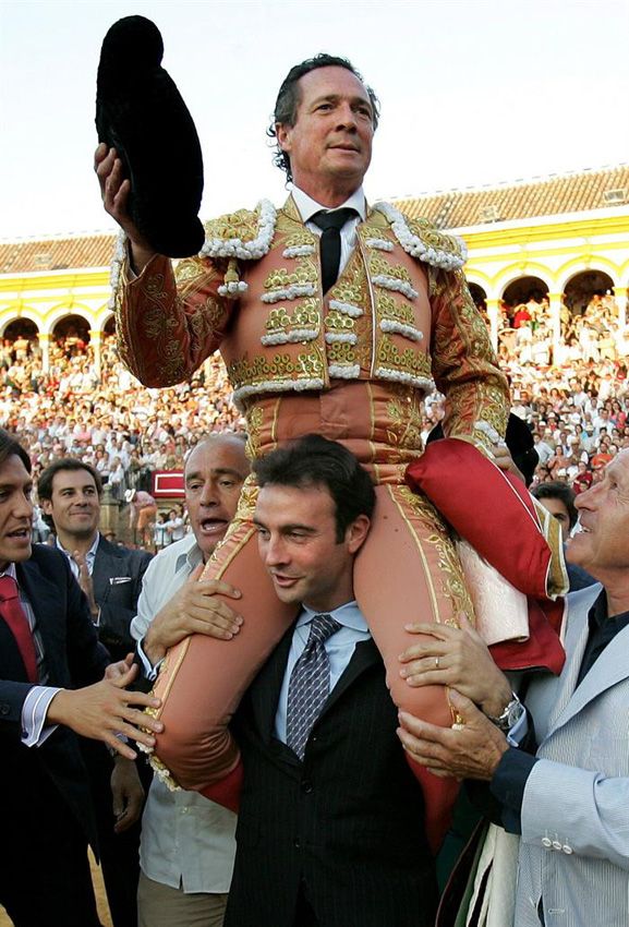 En la imagen, José María Manzanares, a hombros del matador Enrique Ponce, durante la vuelta al ruedo que dio tras cortarse la coleta, durante la corrida celebrada en La Maestranza de Sevilla