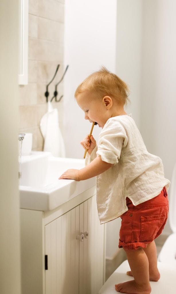 Bebé lavándose los dientes