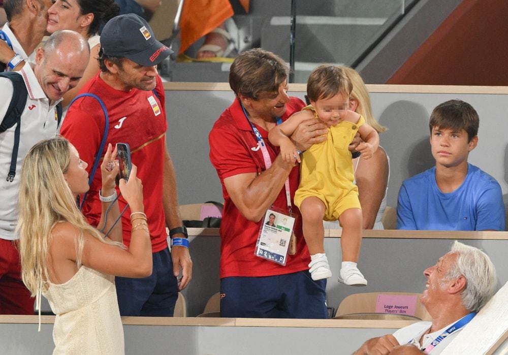 Carlos Moyá y David Ferrer con el hijo de Rafa Nadal el 31 de julio de 2024 en los Juegos Olímpicos de París