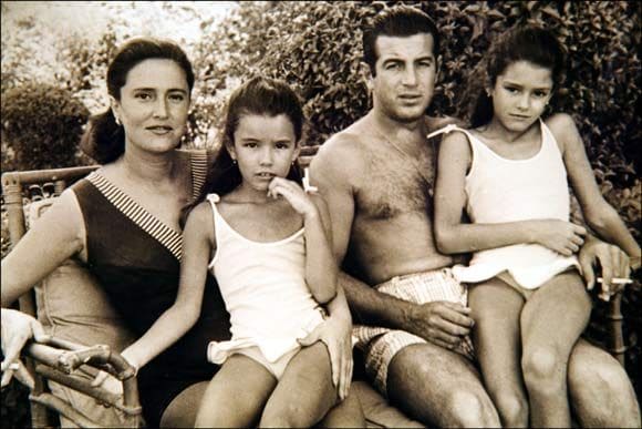 El torero disfrutando de unas familiares vacaciones junto a su mujer, Carmen González, y sus hijas en Santander, en el verano de 1963. Este viaje sin duda marcó de forma significativa la vida de Belén, quien escogió esta estampa familiar para la portada de su libro Recuerdos