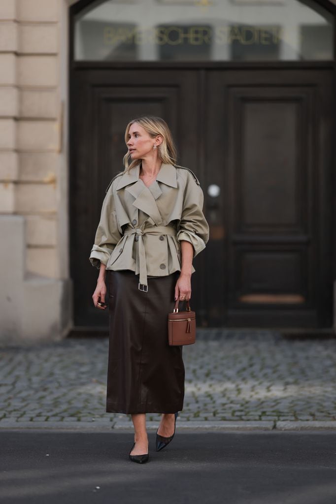 Look con falda midi satinada