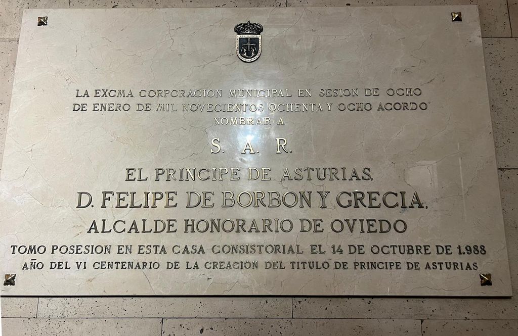 Placa en el Ayuntamiento de Oviedo que conemora la toma de posesión del rey Felipe VI como alcalde honorario de Oviedo