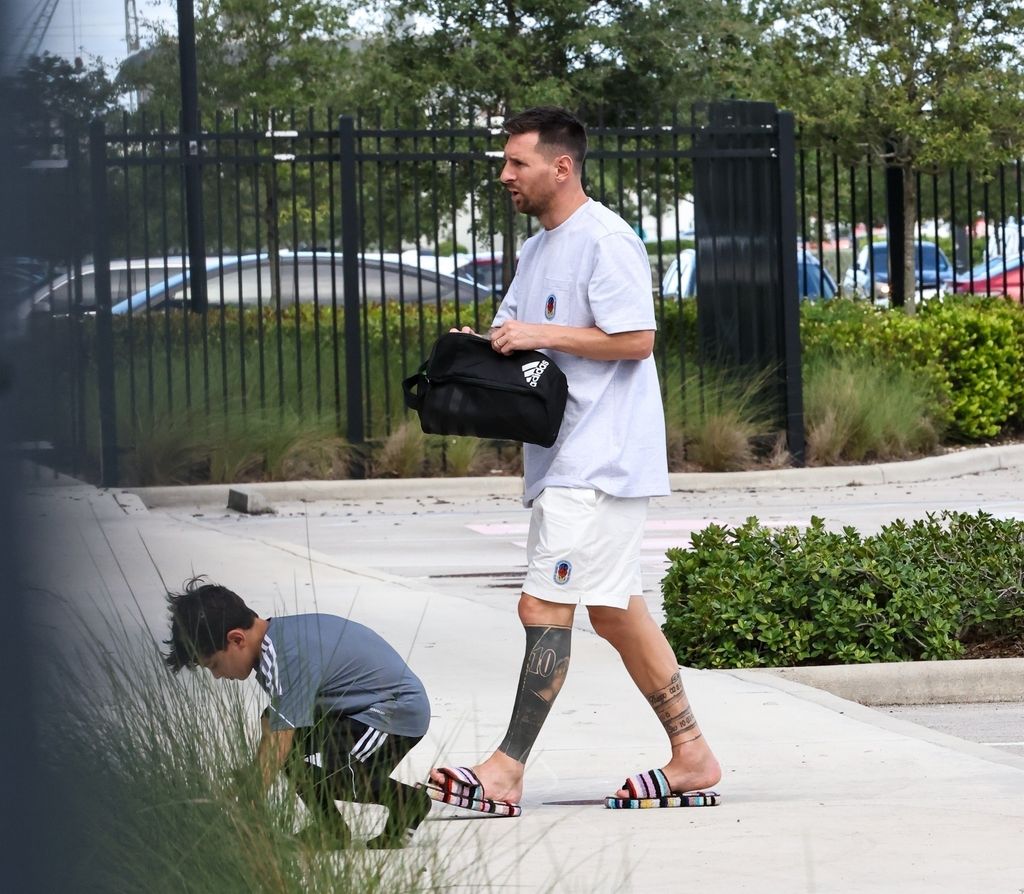 Messi acompañó a sus hijos mayores a sus entrenamientos.