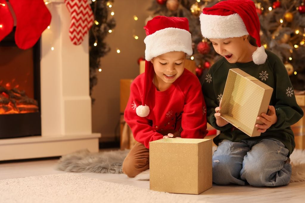 Niños abriendo un regalo de Navidad