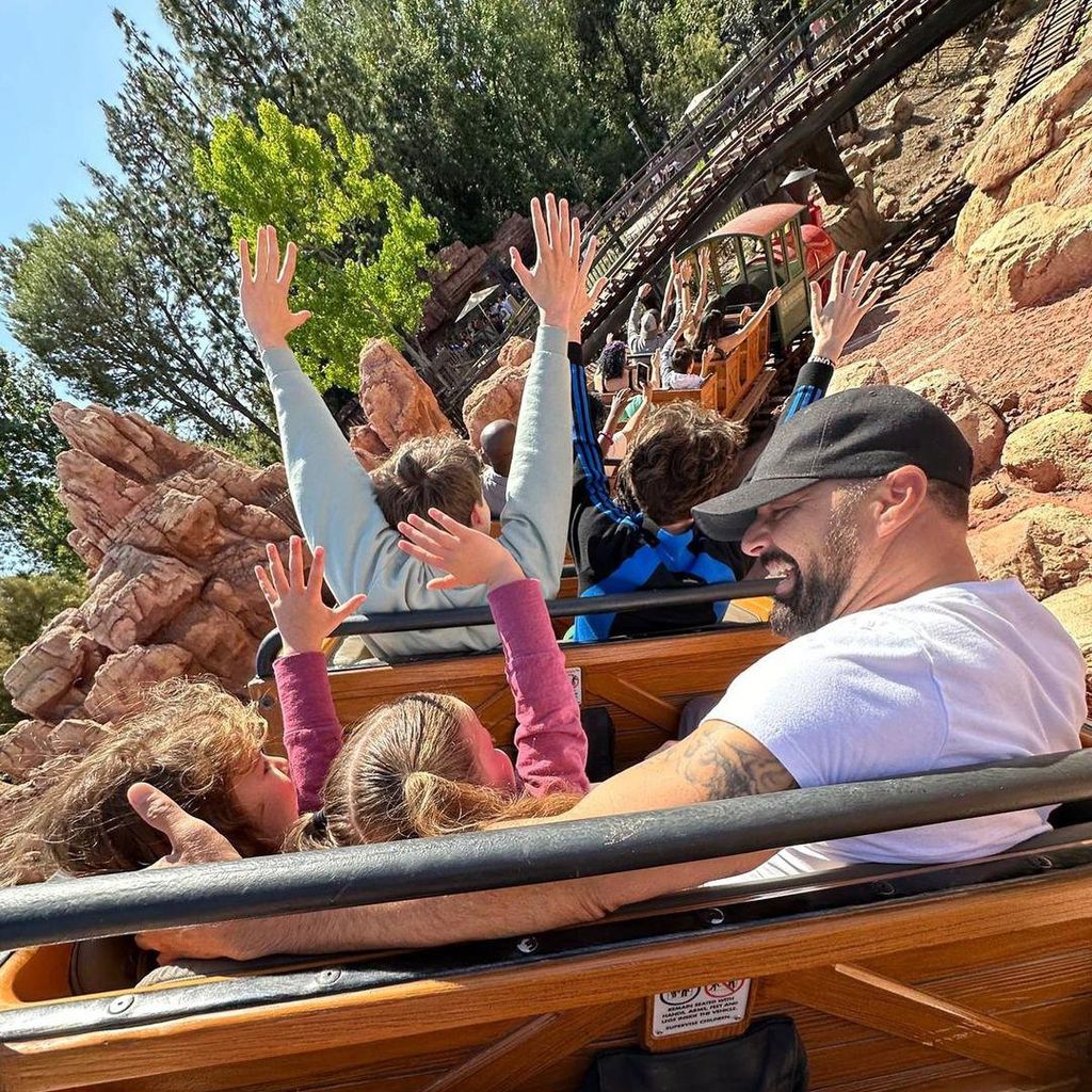 Ricky Martin y sus hijos en Disneyland