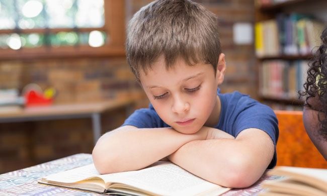 Niños estudiando