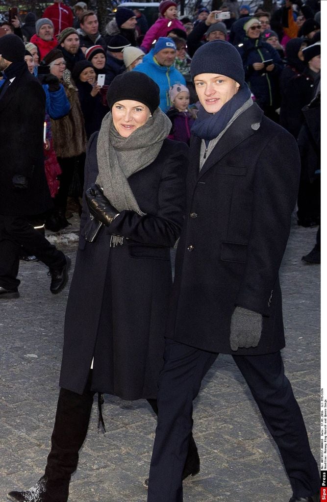 Marius Borg Hoiby con su madre, la princesa Mette-Marit de Noruega, durante un evento oficial relacionado con el 25 aniversario del reinado de Harald. Imagen tomada en el 2016.