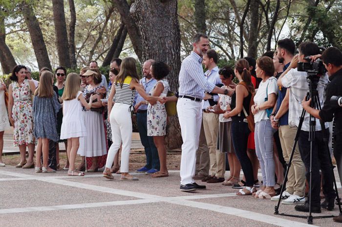 Los Reyes y sus hijas comienzan sus vacaciones con el tradicional posado en el Palacio de Marivent