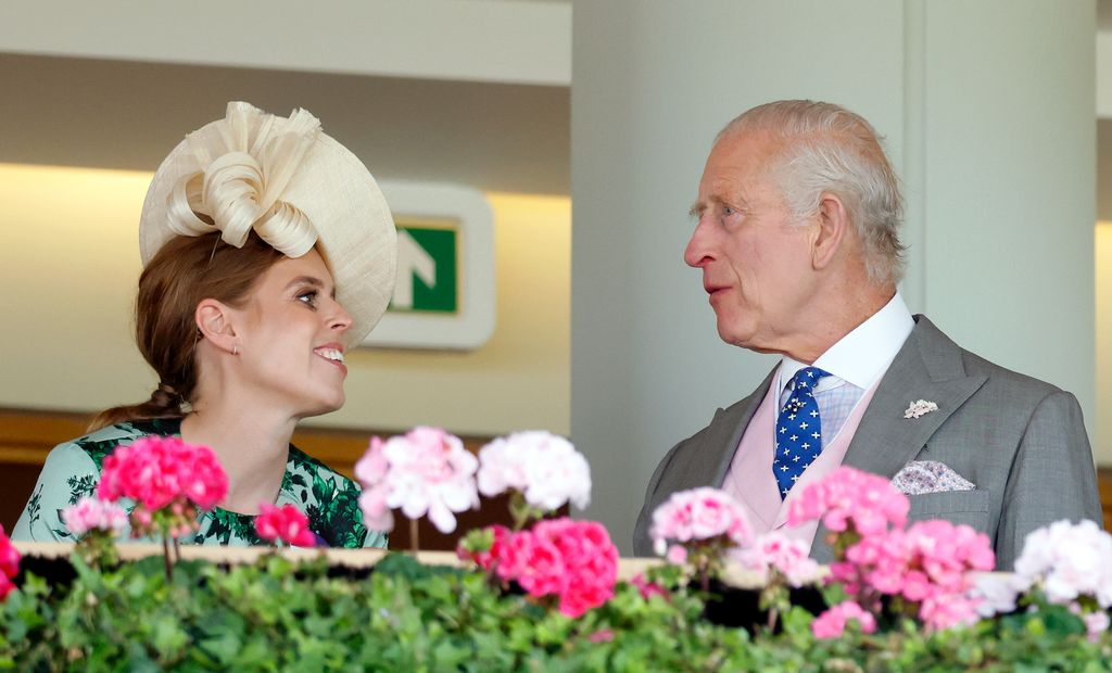 Carlos III con su sobrina la princesa Beatriz en las carreras de Ascot