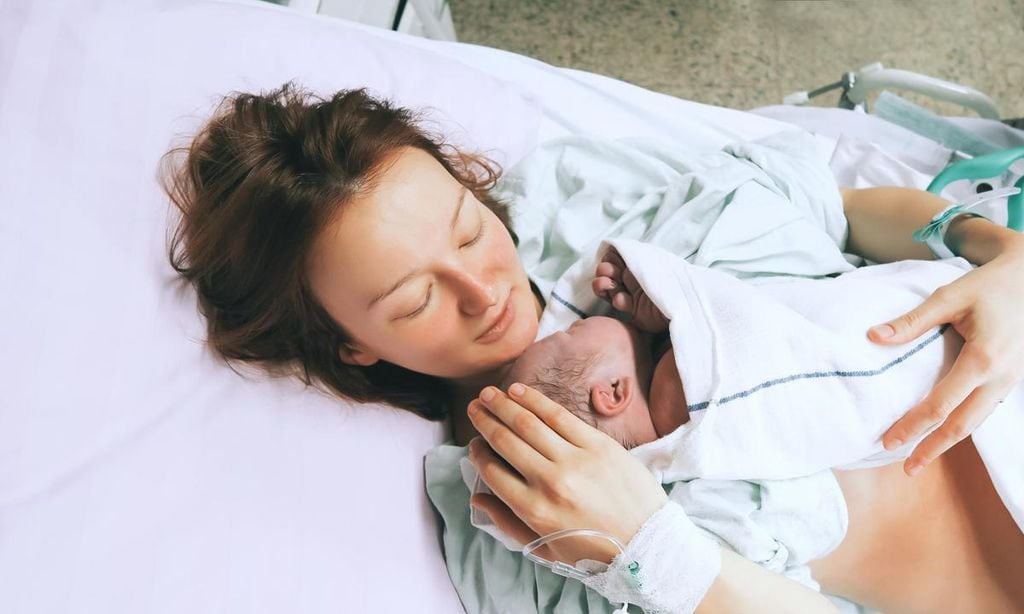 mujer con su beb reci n nacido en el hospital
