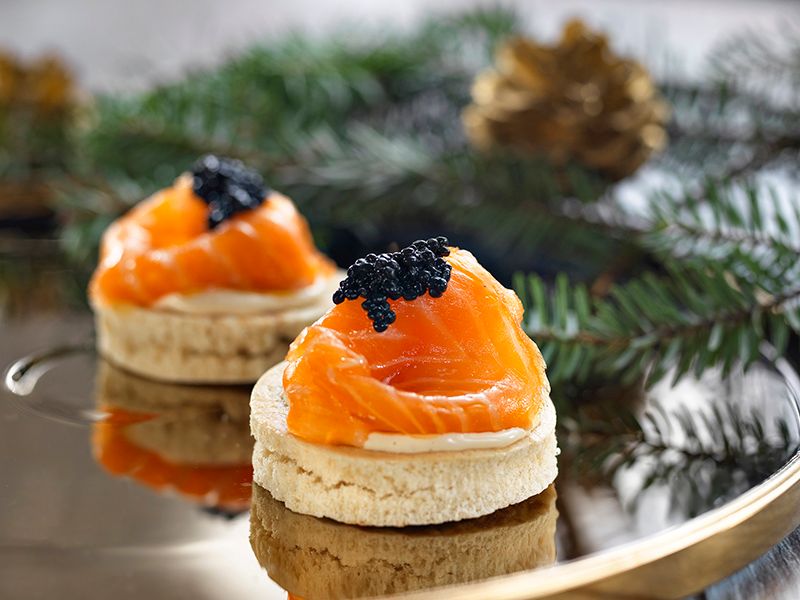 Canapés salmón ahumado con caviar Navidad 