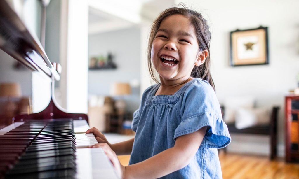 Niña tocando el piano