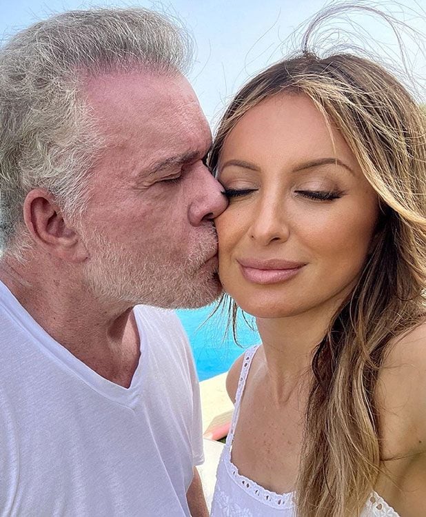 Imagen de Ray Liotta junto a su prometida Jacy Nittolo