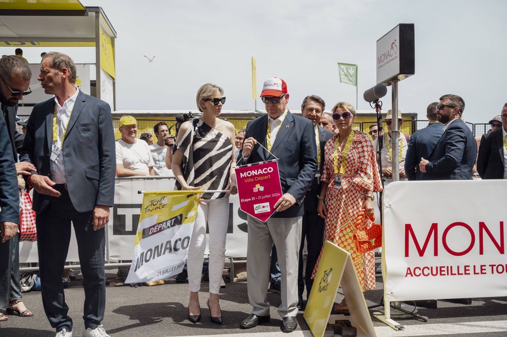 Alberto y Charlene de Mónaco en una etapa del tour de Francia el 21 de julio de 2024