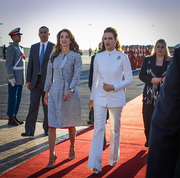 Rania de Jordania hizo valer su título de elegante durante su visita a Marruecos con un abrigo gris con estampado de piel serpiente, mientras que Salma hizo gala tanto de su distinción, como de la modernización de la mujer magrebí poniéndose los pantalones
