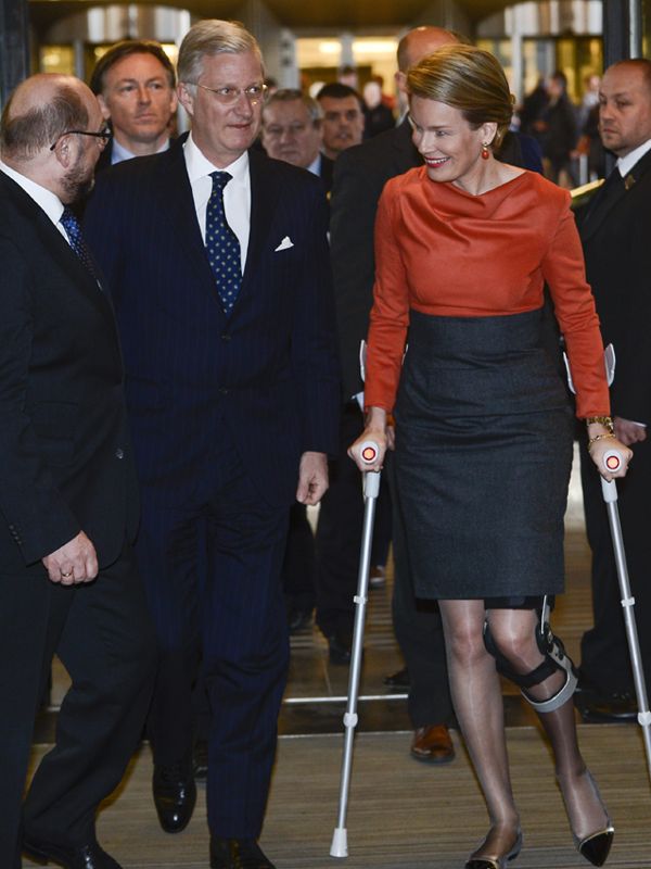 La reina Matilde ha visitado esta mañana la sede de la Unión Europea ayudándose a caminar con unas muletas debido a una lesión de rodilla 