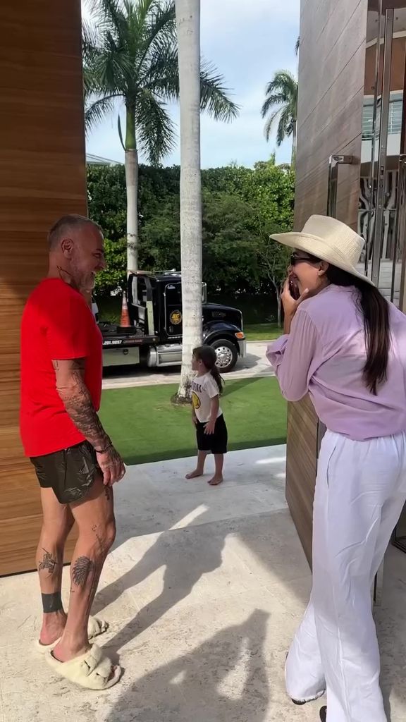 Gianluca Vacchi surprises Sharon Fonseca with a new and luxurious car