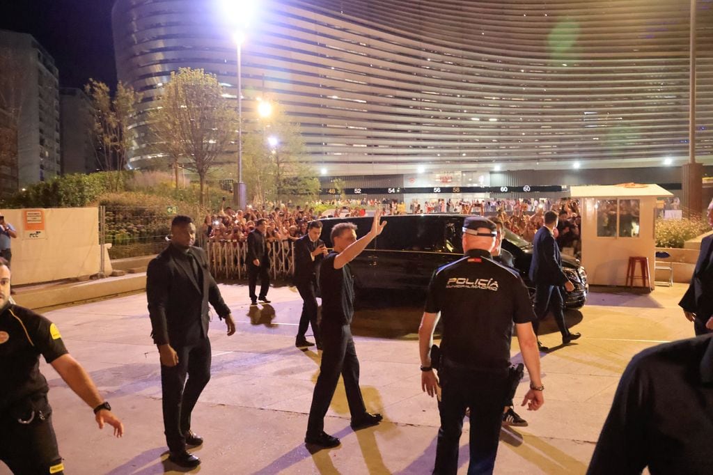 Luis Miguel saludando a los fans tras el concierto en Madrid