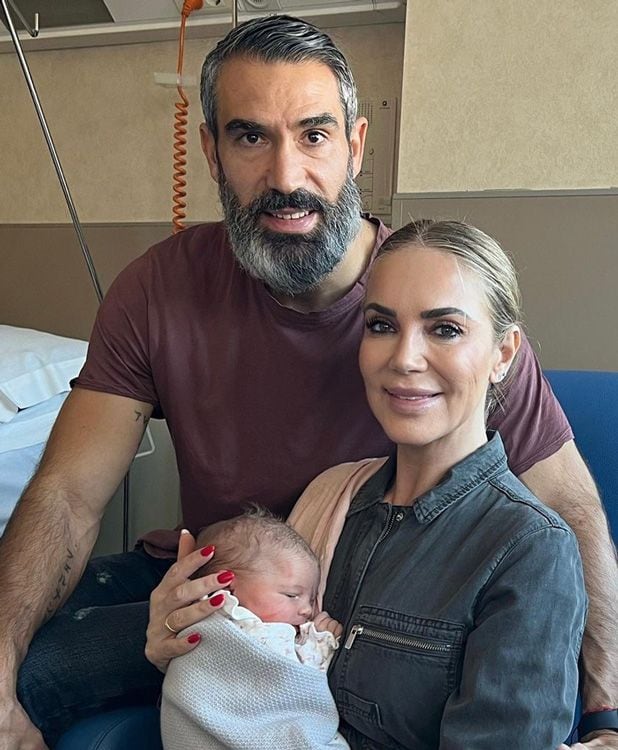 Fernando Sanz e Ingrid Asensio posan con su nieta Micaela