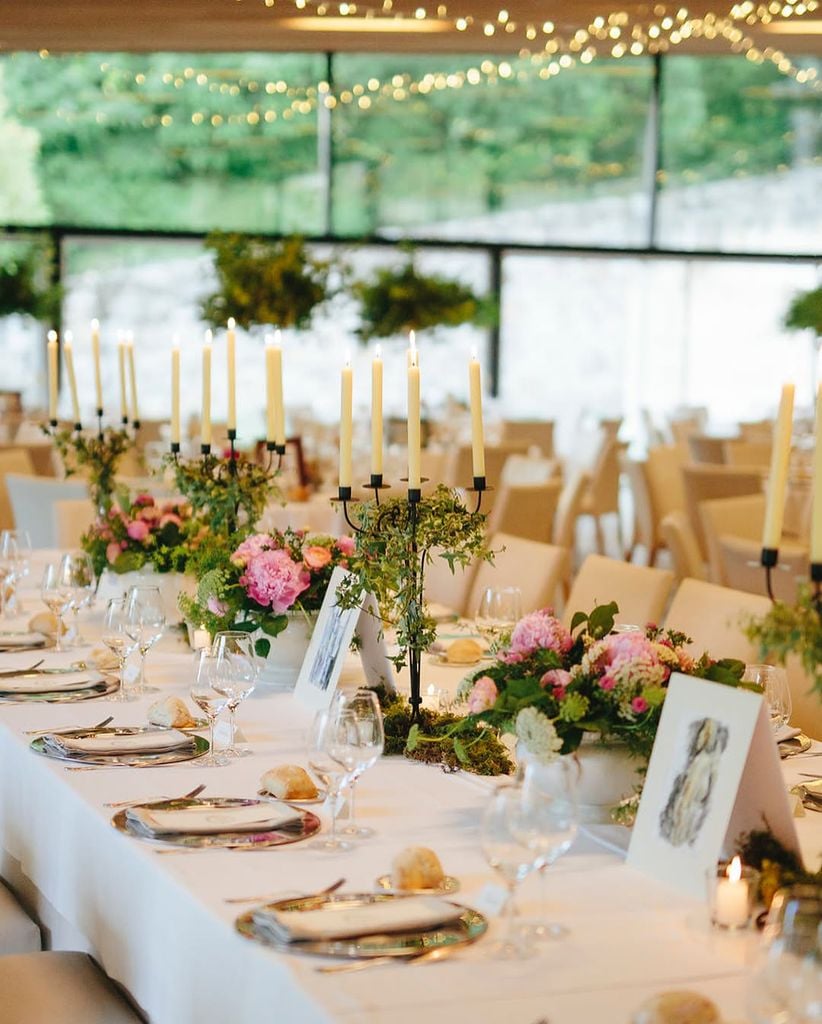 Decoración de boda con candelabros de hierro