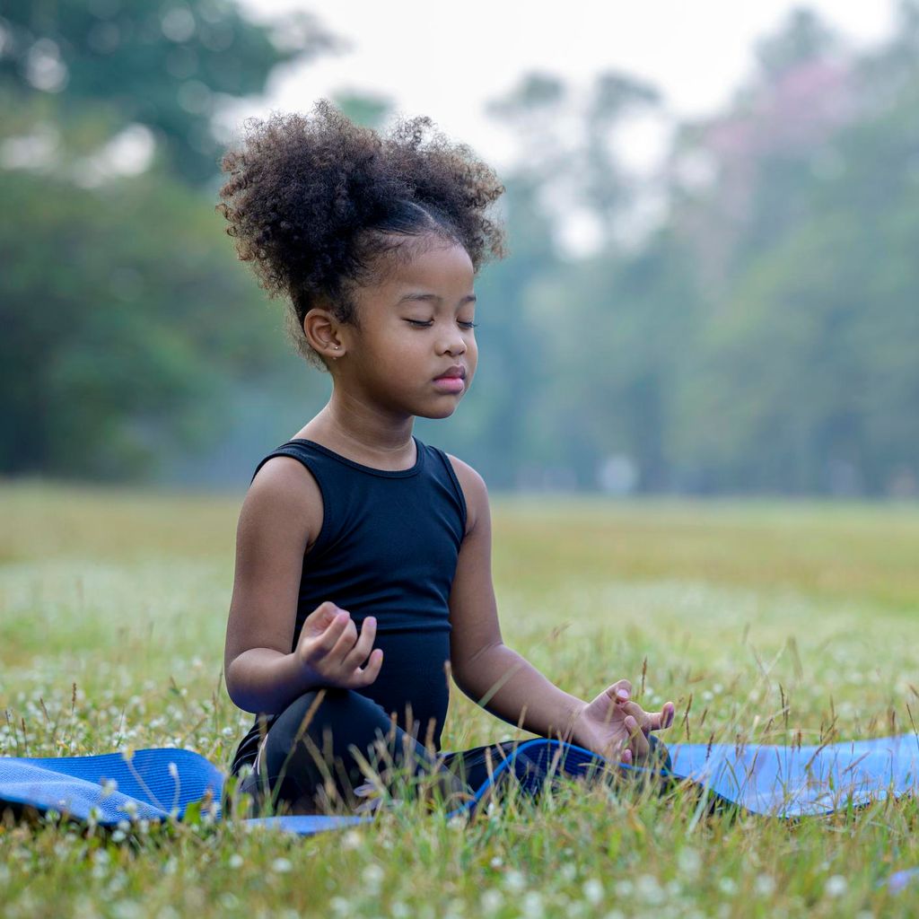 niños meditando