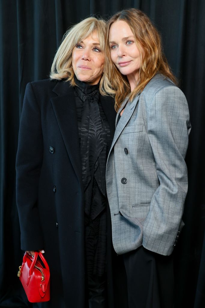 Brigitte Macron y Stella McCartney tras el cierre de la pasarela FW25