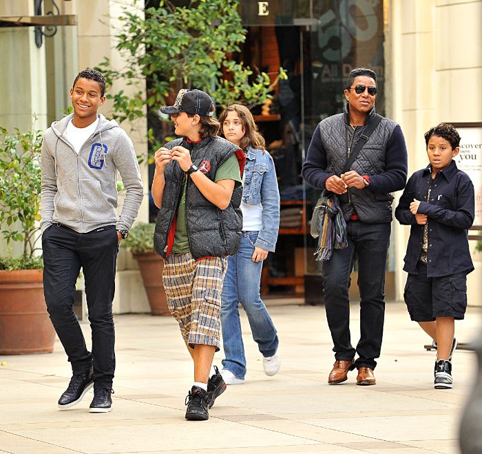 Jermaine Jackson con sus hijos y sus sobrinos, los hijos de Michael Jackson