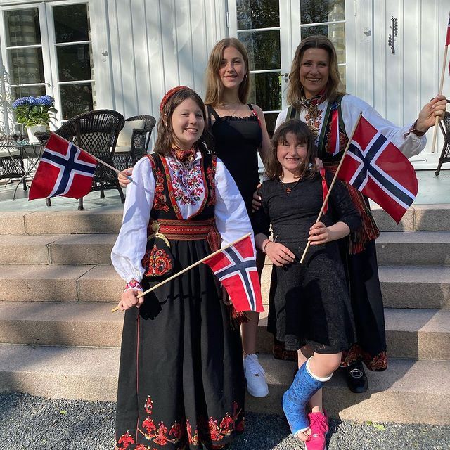 Marta Luisa de Noruega y sus tres hijas