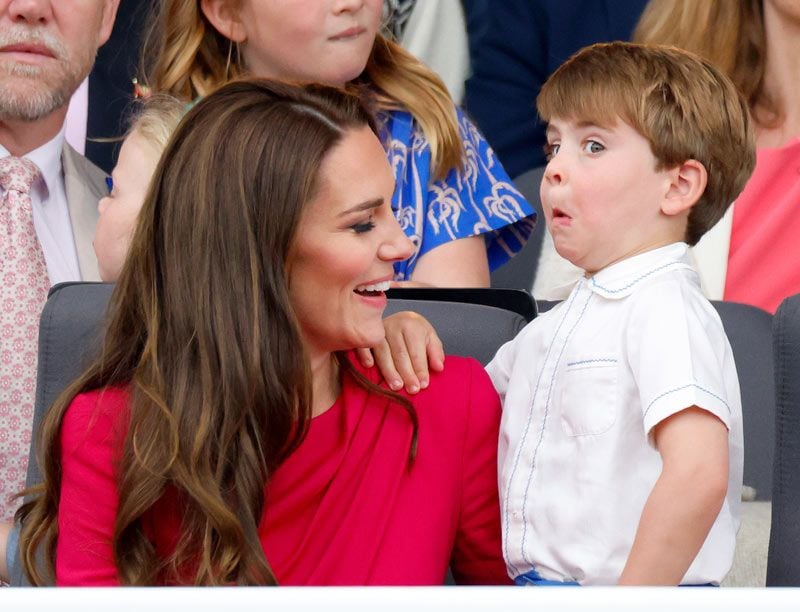 El príncipe Louis de Cambridge, hijo del príncipe Guillermo, y su madre, Kate Middleton