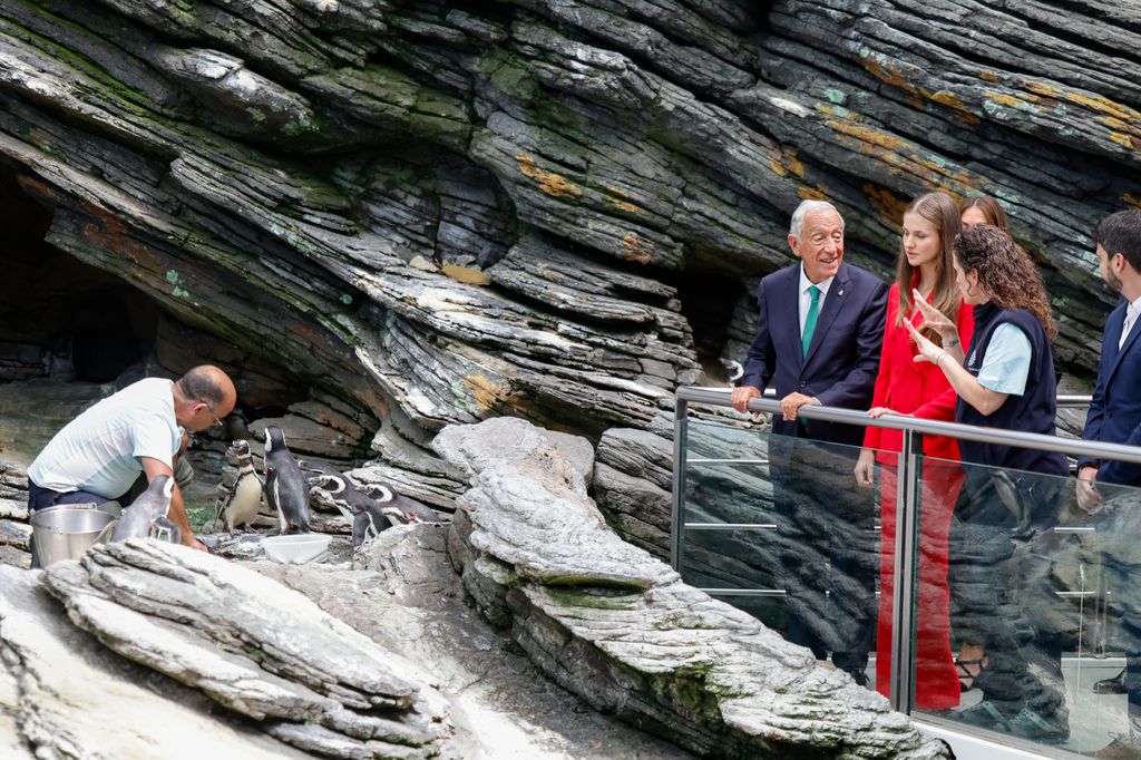 La princesa Leonor observando los pingüinos