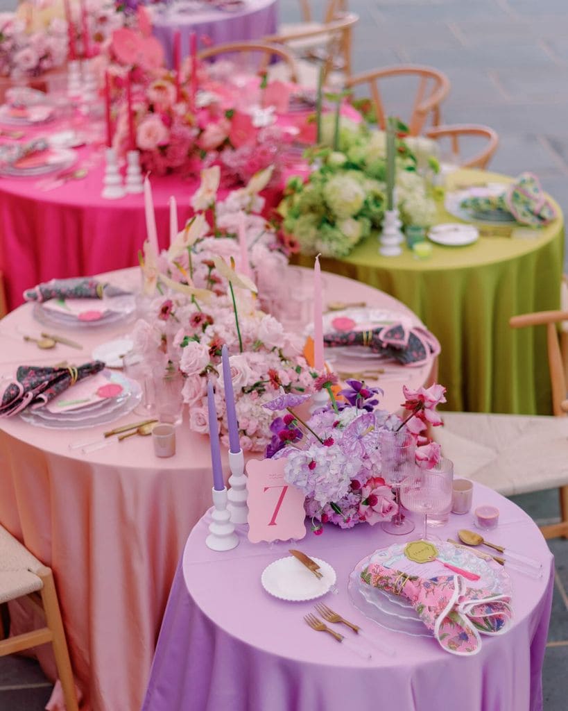 Decoración de mesas de boda en escala de color flúor