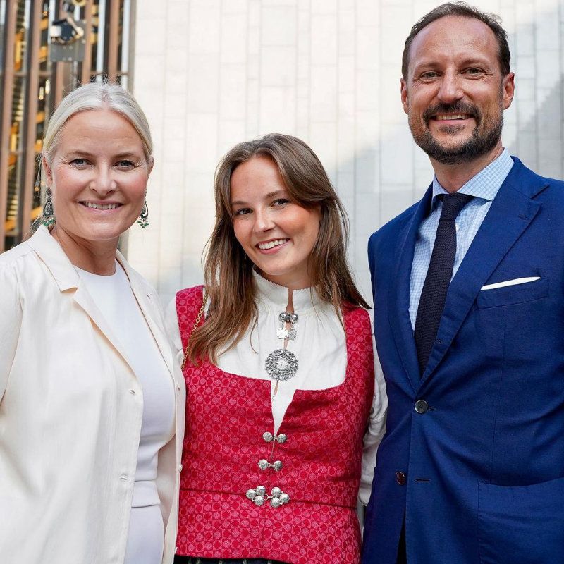 Ingrid de Noruega con Haakon y Mette-Marit