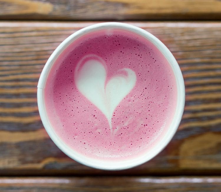 Una taza de café rosa