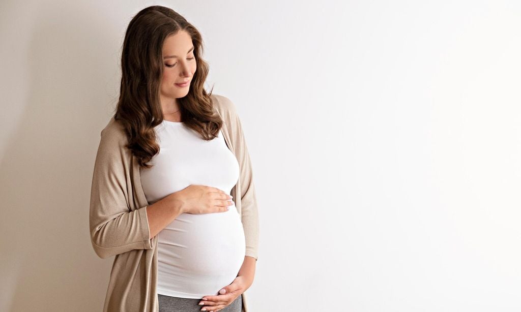 mujer embarazada acariciando su tripa