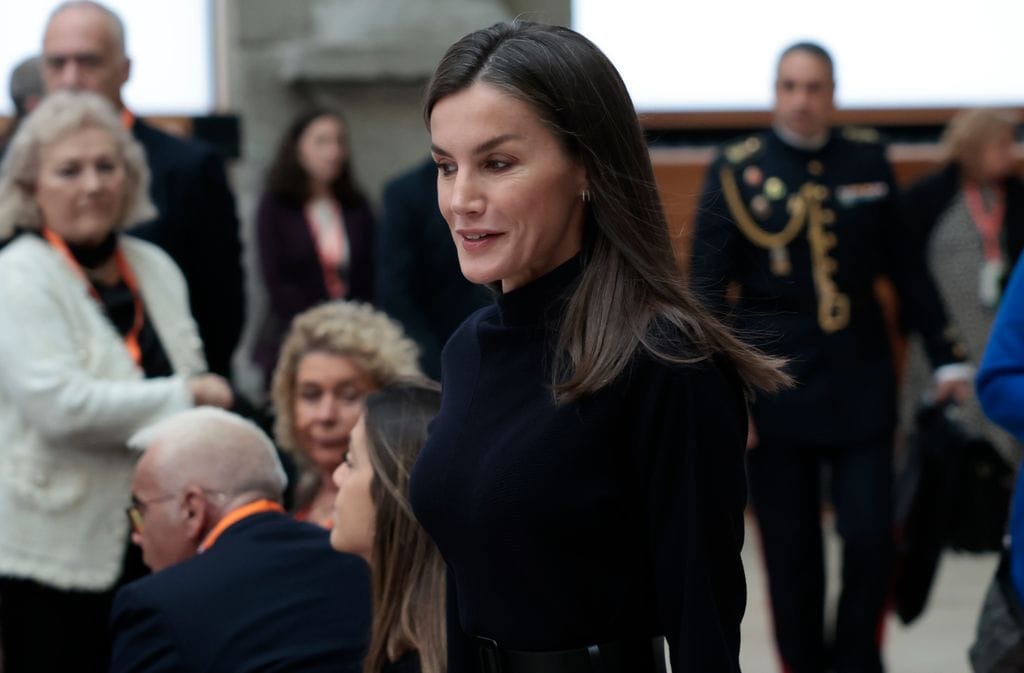 La reina Letizia con vestido negro