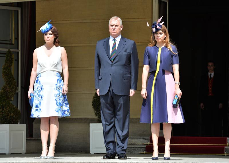 Príncipe Andrés con Beatriz y Eugenia de York