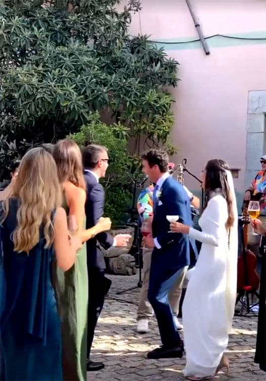 Los novios, bailando en su boda