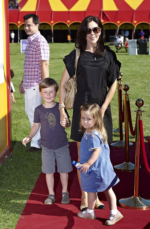 Mary de Dinamarca con sus dos hijos mayores