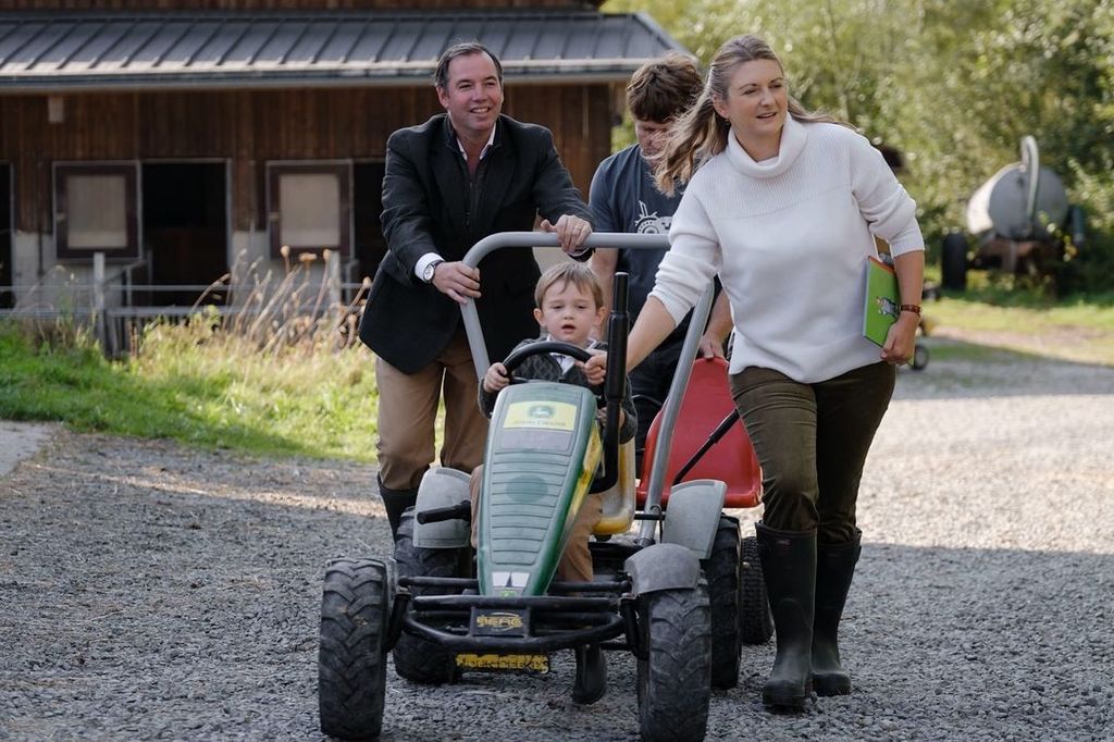  Guillermo y Stéphanie de Luxemburgo, con sus hijos